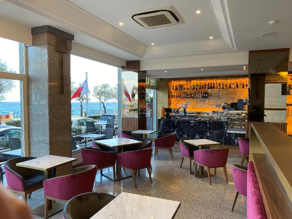 Bar, Diplomat, Malta