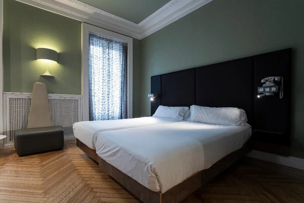 DOUBLE CAPACITY 4 ONE BEDROOM Room, Petit Palace Lealtad Plaza, Madrid