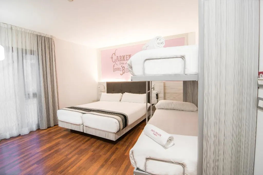 QUADRUPLE STANDARD Room, Petit Palace Boquería Garden, Barcelona