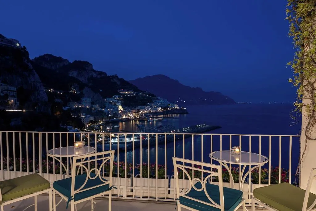 Bar, Miramalfi, Naples