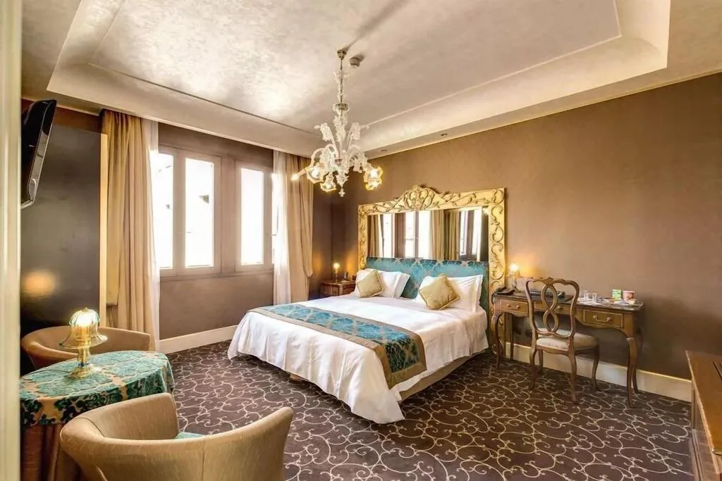 DOUBLE SUPERIOR Room, Pesaro Palace, Venice