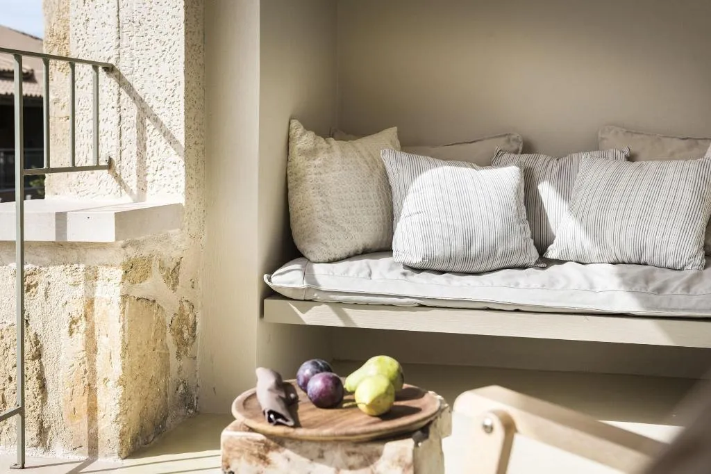 Room, F Zeen, Kefallinia