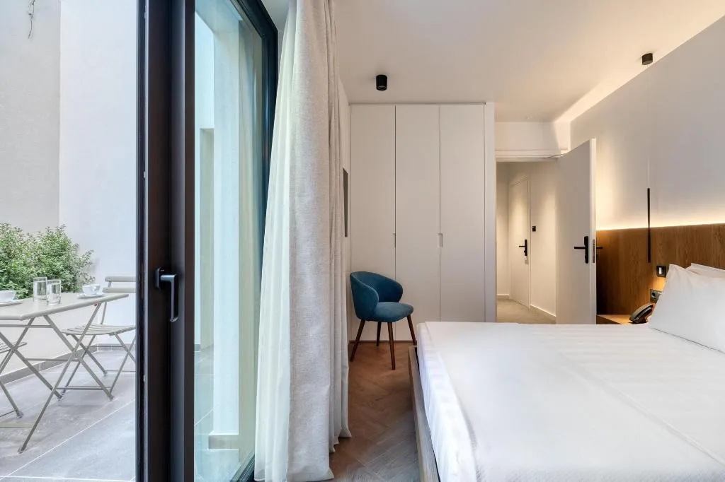 Room, Neoma, Athens