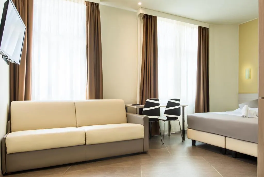 TRIPLE CLASSIC Room, Duomo Hotel & Apartments, Milan