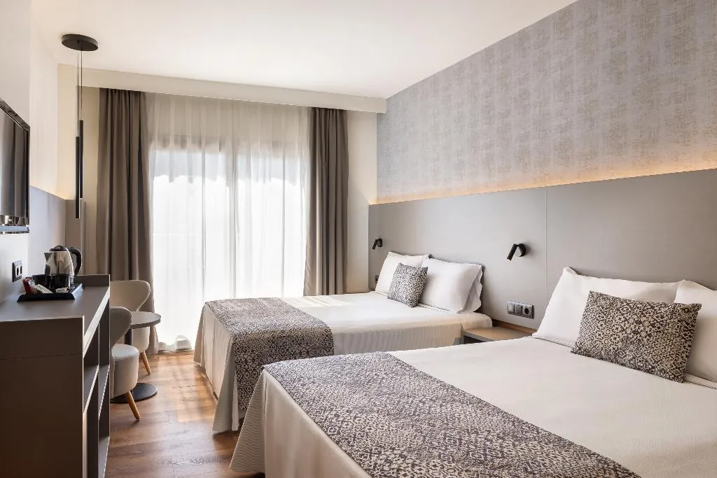 QUADRUPLE STANDARD Room, Golden Bahia de Tossa & Spa, Costa Brava