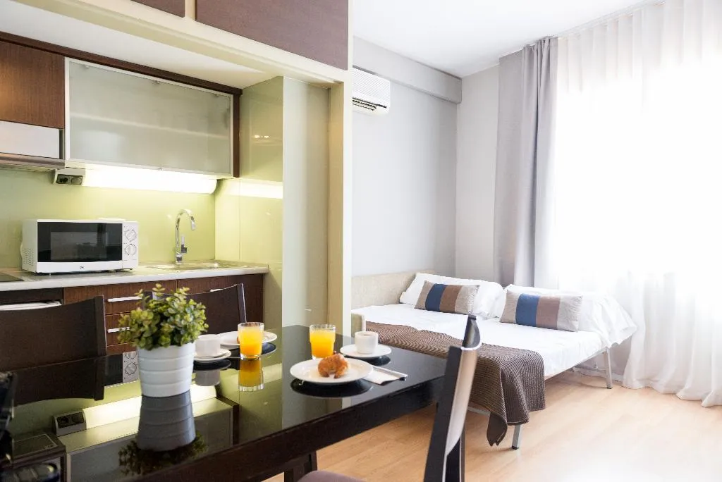 APARTMENT CAPACITY 4 Room, Senator Barcelona Apartments, Barcelona