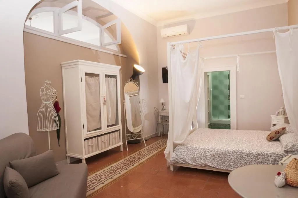 Room, B&B Napul'art, Naples