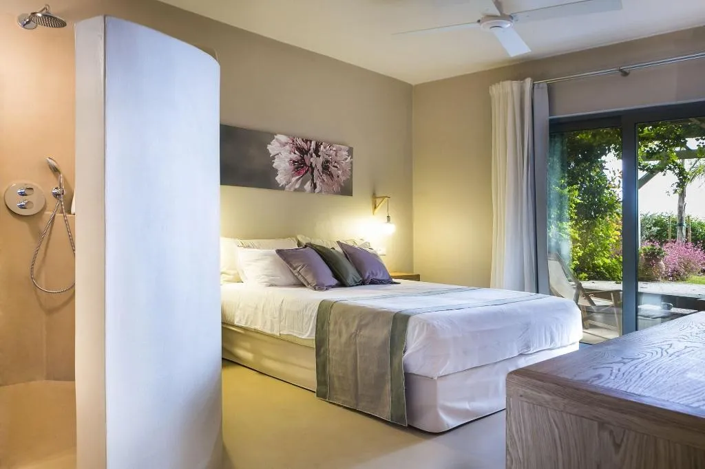 Room, F Zeen, Kefallinia