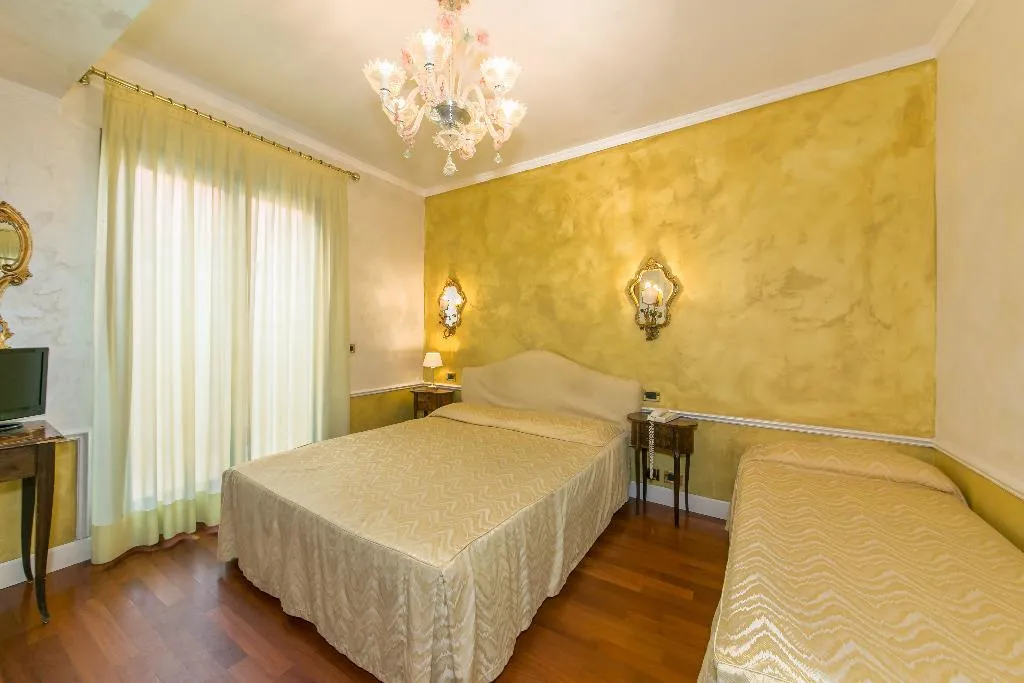 TRIPLE STANDARD Room, Pantalon, Venice