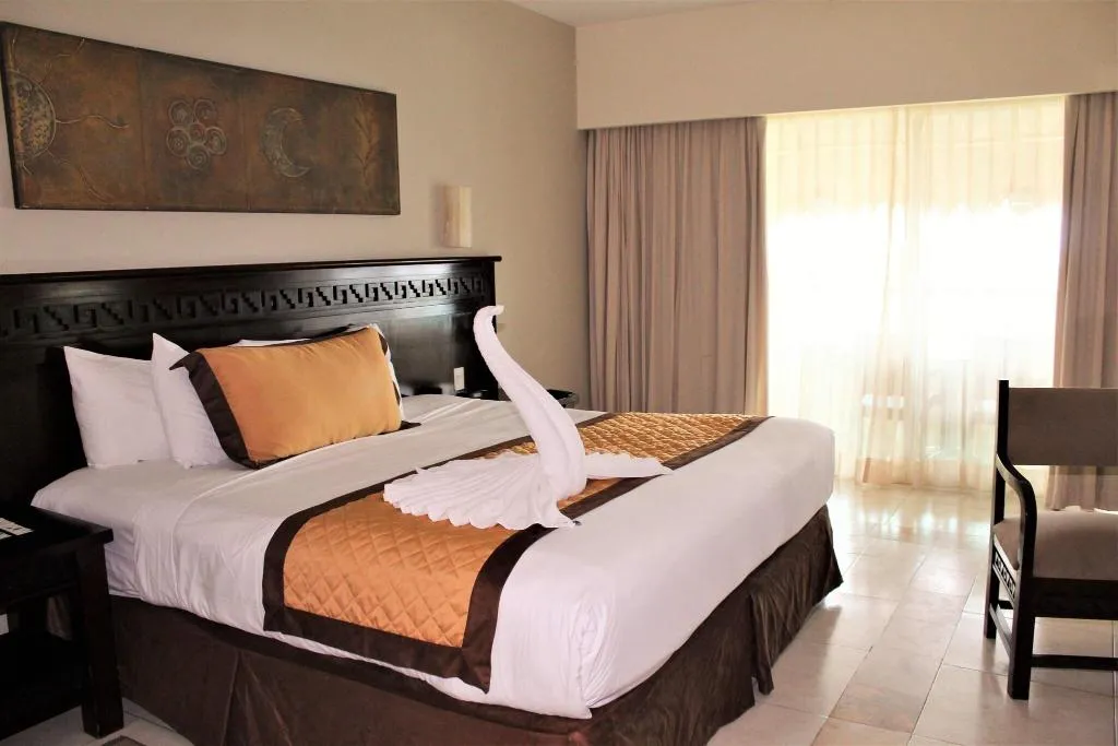 QUADRUPLE DELUXE OCEAN VIEW Room, BlueBay Grand Esmeralda, Playa Del Carmen