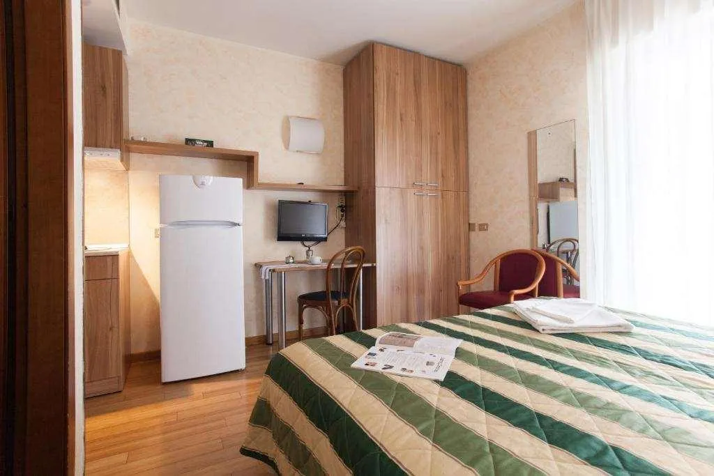 Room, Residence Desenzano, Milan