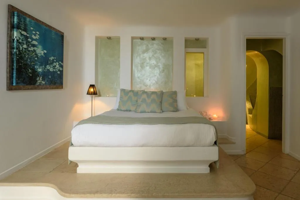 SUITE WITH JACUZZI Room, Above Blue Suites, Santorini