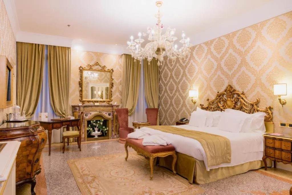 JUNIOR SUITE CAPACITY 3 Room, Ai Reali Hotel, Venice