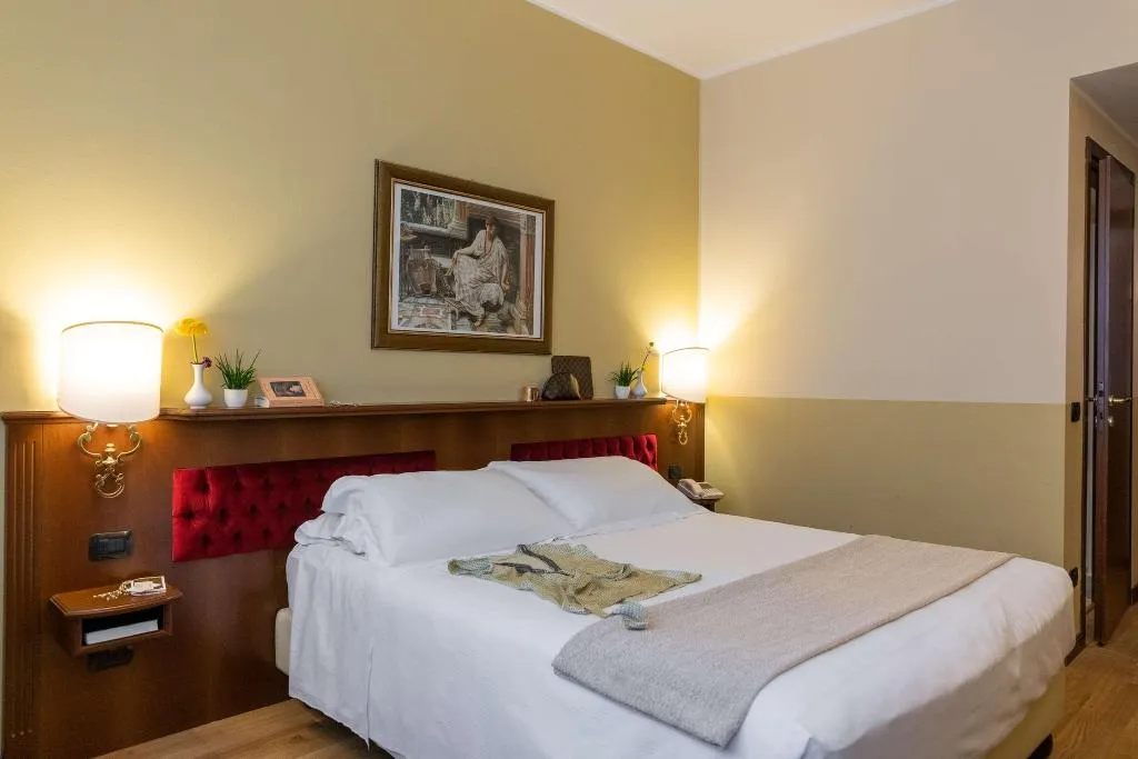 Room, Alga, Milan
