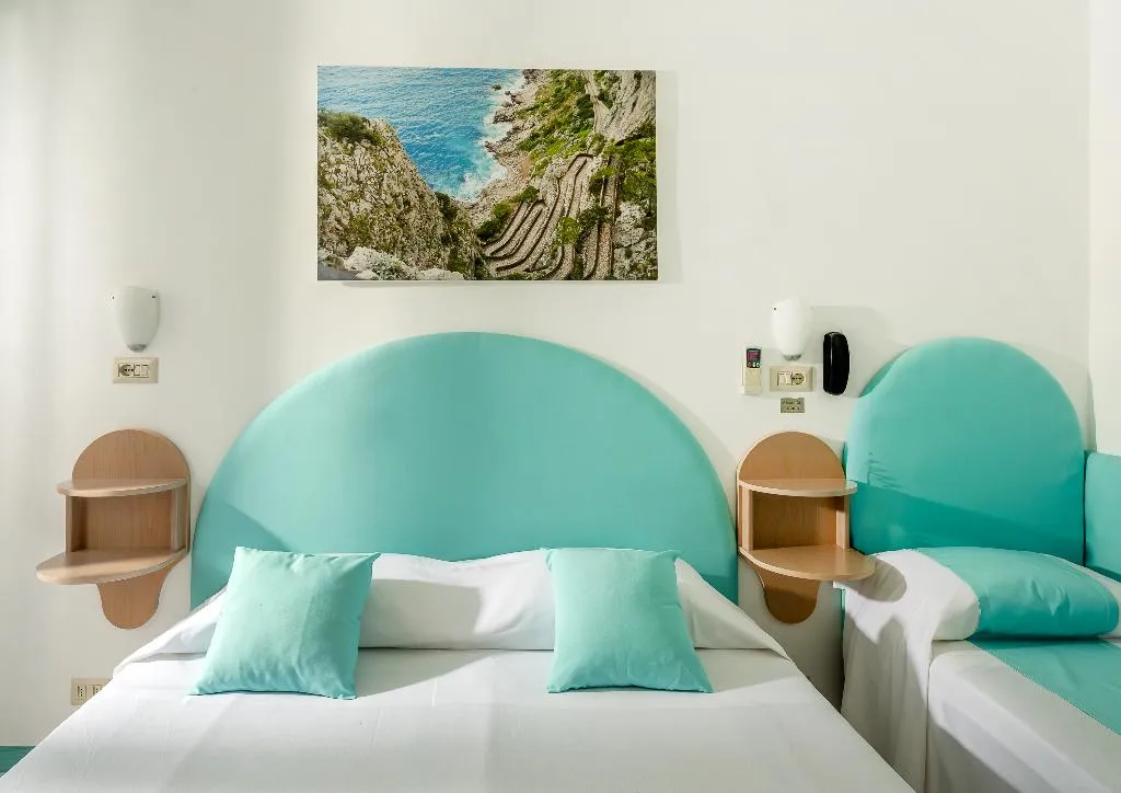 TRIPLE ONE BEDROOM ONE BATHROOM Room, Carmencita, Naples
