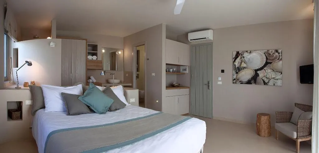 Room, F Zeen, Kefallinia