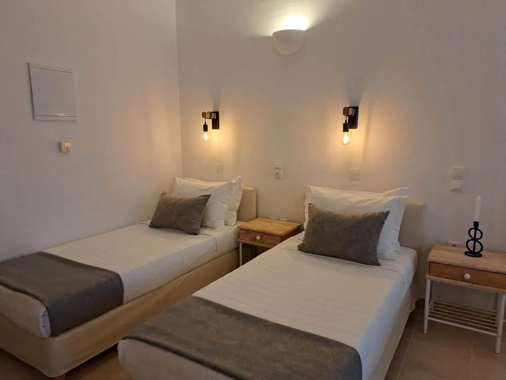 QUADRUPLE STANDARD Room, Amerisa Suites, Santorini