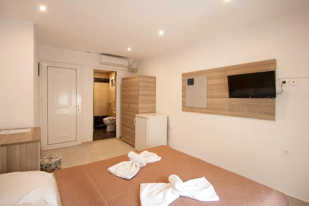 Double or Twin STANDARD Room, Pension Avocado, Skiathos