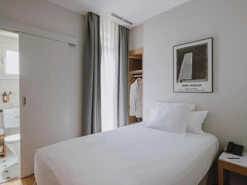 Room, Regina, Barcelona
