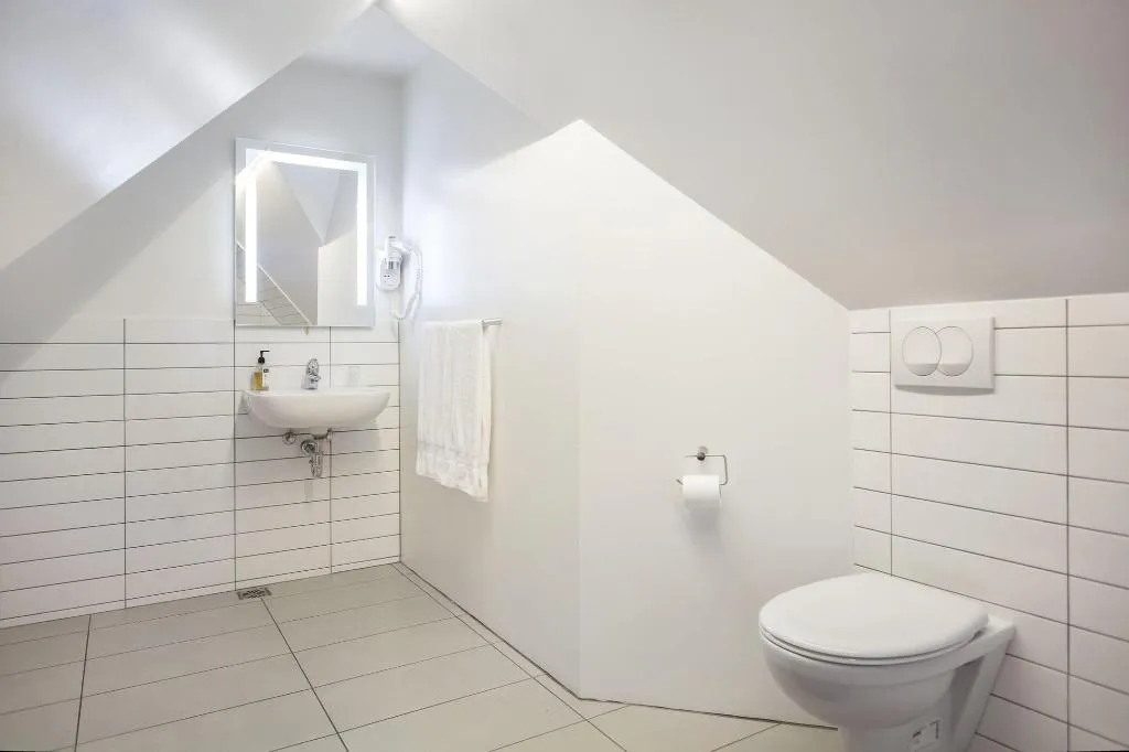 Room, Hilda, Reykjavik