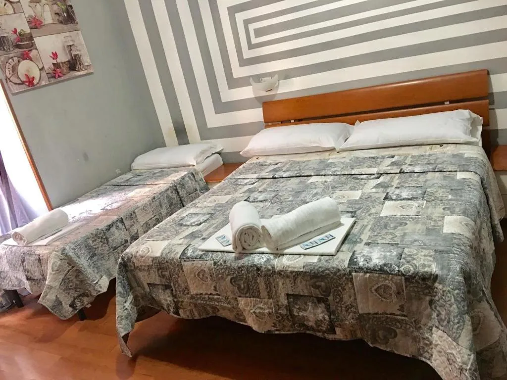 Room, Hi Termini, Naples