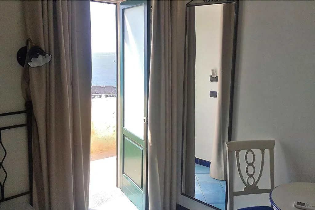 Room, Il Porticciolo di Amalfi, Naples