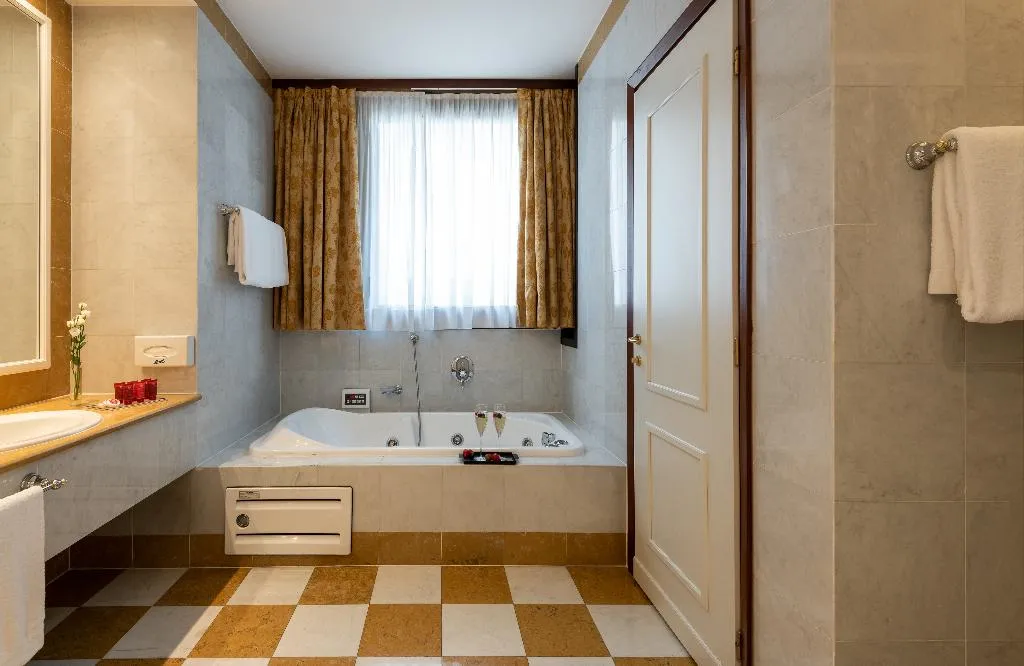 SUITE CAPACITY 4 Room, Leonardo Hotel Milan City Center, Milan