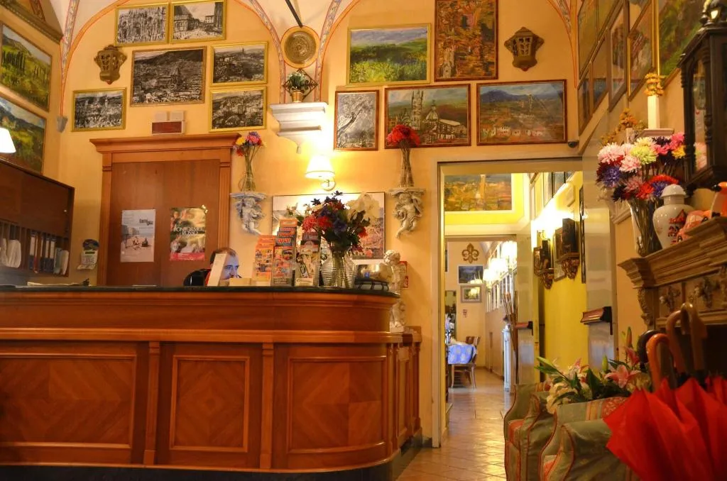 Lobby, Mia Cara, Florence