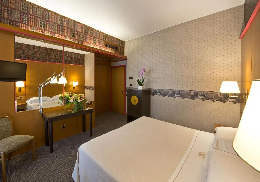 Room, D'Este, Milan