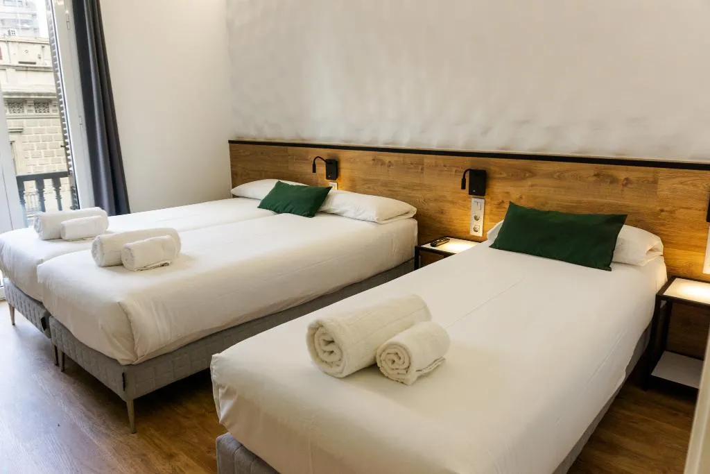 TRIPLE WITH BALCONY WITH VIEWS Room, Fontanella Green House, Barcelona