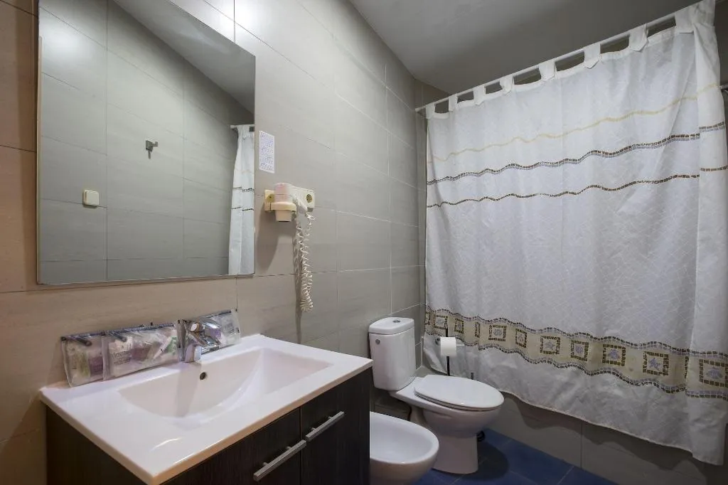 Room, Cuatro Naciones, Barcelona
