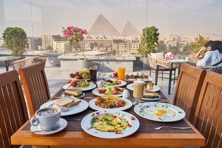 Pyramid Front Hotel, Cairo
