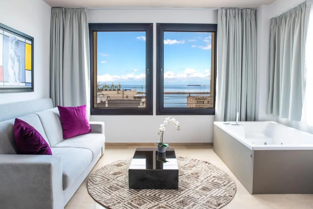 APARTMENT WITH JACUZZI WITH VIEWS Room, Sea And The City, Halkidiki