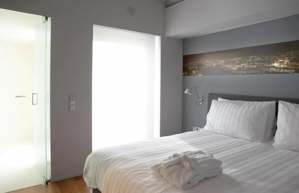 Room, Periscope, Athens