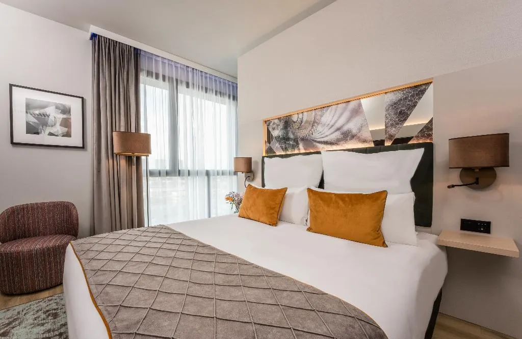 JUNIOR SUITE CAPACITY 3 Room, Leonardo Royal Hotel Barcelona Fira, Barcelona