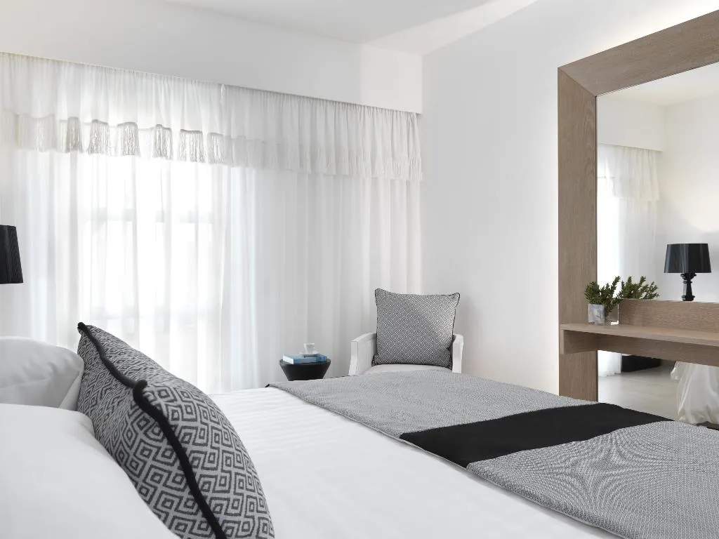 SUITE DELUXE WITH JACUZZI Room, Aressana Spa Hotel and Suites, Santorini