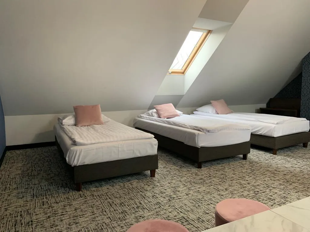 QUADRUPLE FOUR BEDROOMS TWO BATHROOMS Room, Fero Express, Krakow