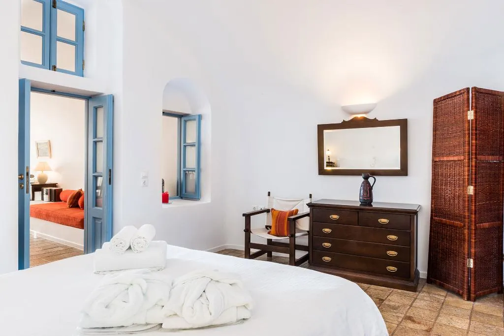 JUNIOR SUITE STANDARD Room, Pantelia Suites, Santorini
