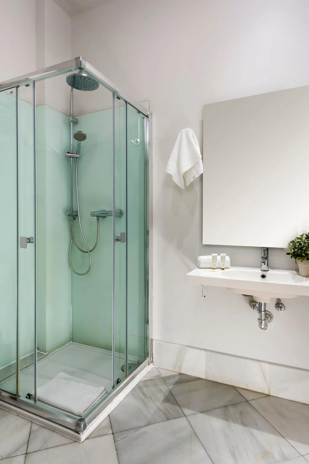 APARTMENT SUPERIOR CAPACITY 2 Room, Suites Sevilla Plaza, Seville