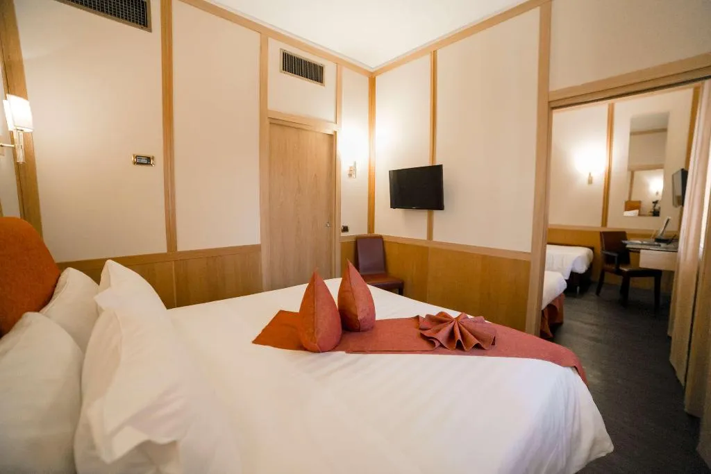 TRIPLE THREE BEDS Room, Hilton Garden Inn Rome Colosseum, Rome