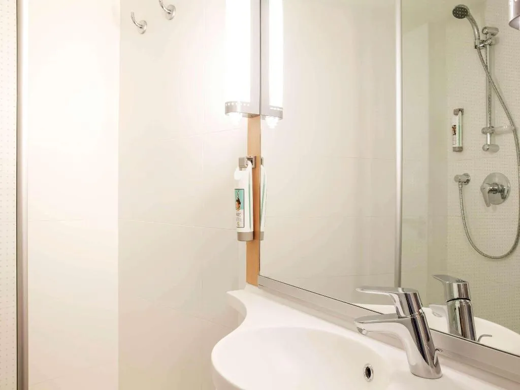 DOUBLE WITH DOUBLE BED Room, Ibis Barcelona Cornella, Barcelona