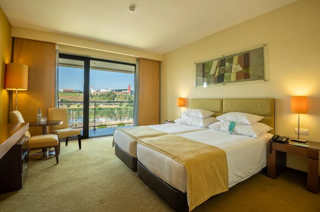 SINGLE POOL VIEW Room, Vila Gale Coimbra, Madeira