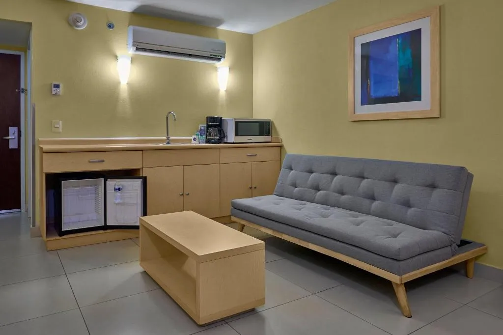 SUITE QUEEN SIZE BED Room, City Express by Marriott Campeche, Cancun Area