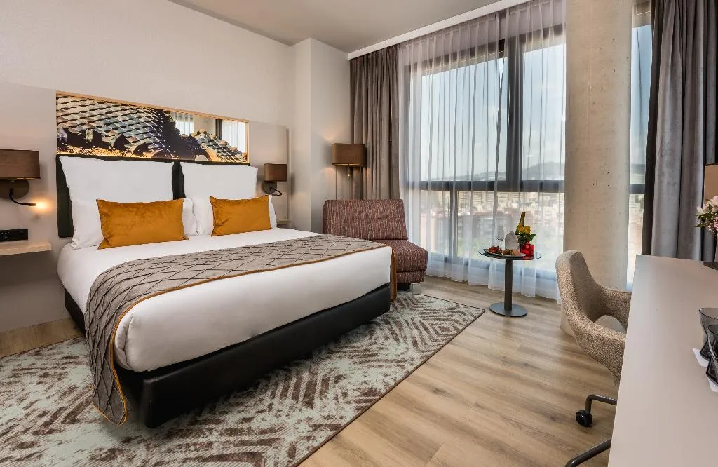 SUITE CAPACITY 5 Room, Leonardo Royal Hotel Barcelona Fira, Barcelona