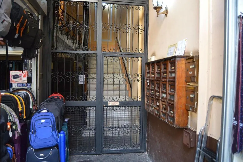 Lobby, Funikulì Funikulà, Naples
