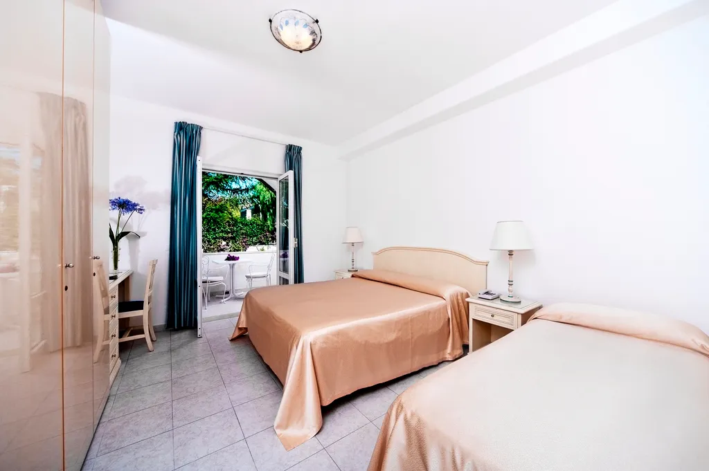 TRIPLE STANDARD Room, Parco delle Agavi, Naples