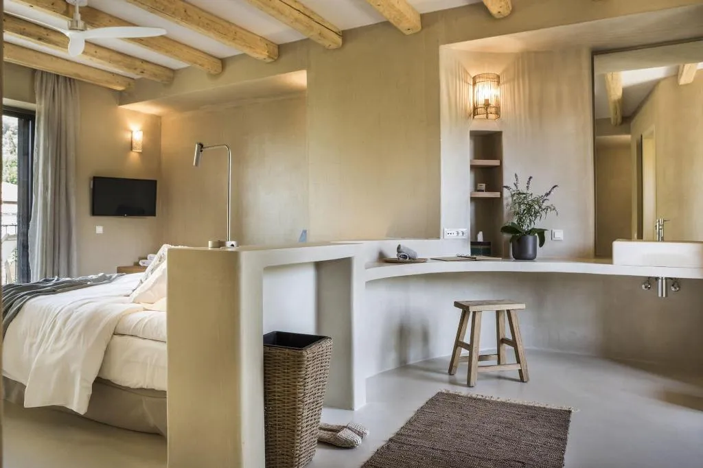 Room, F Zeen, Kefallinia