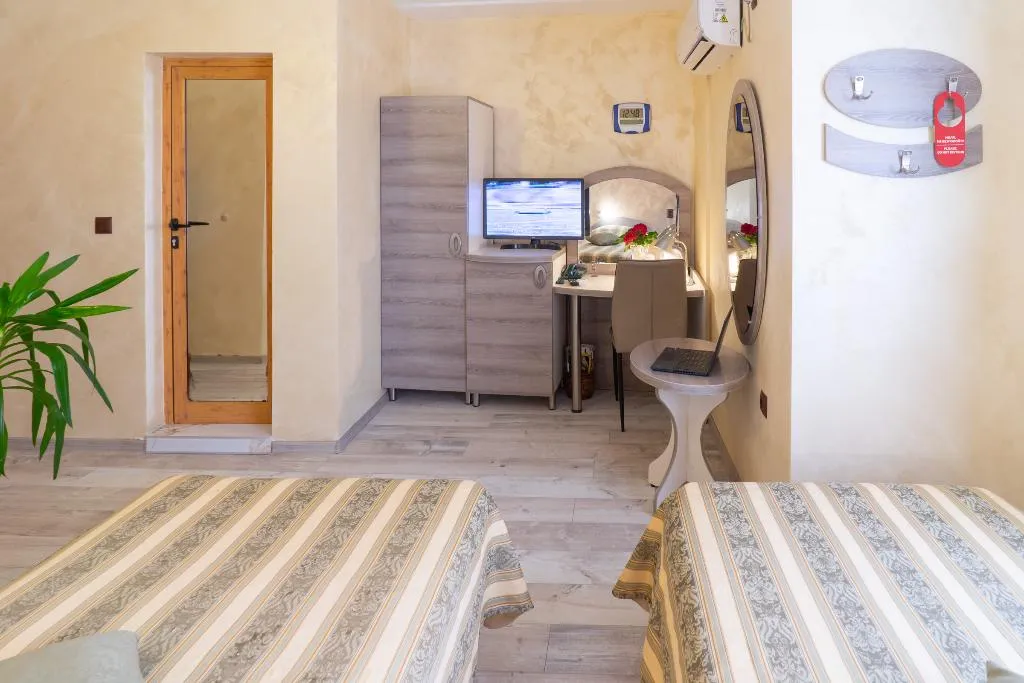 Room, Victoria, Varna