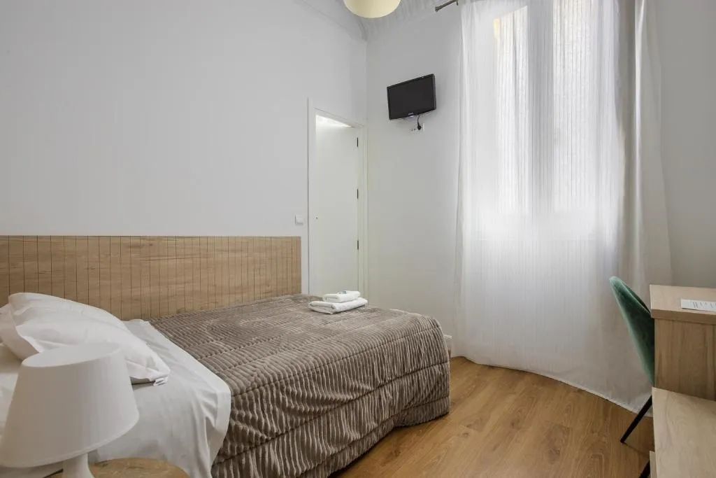 SINGLE WITH DOUBLE BED Room, Hostal Besaya, Madrid
