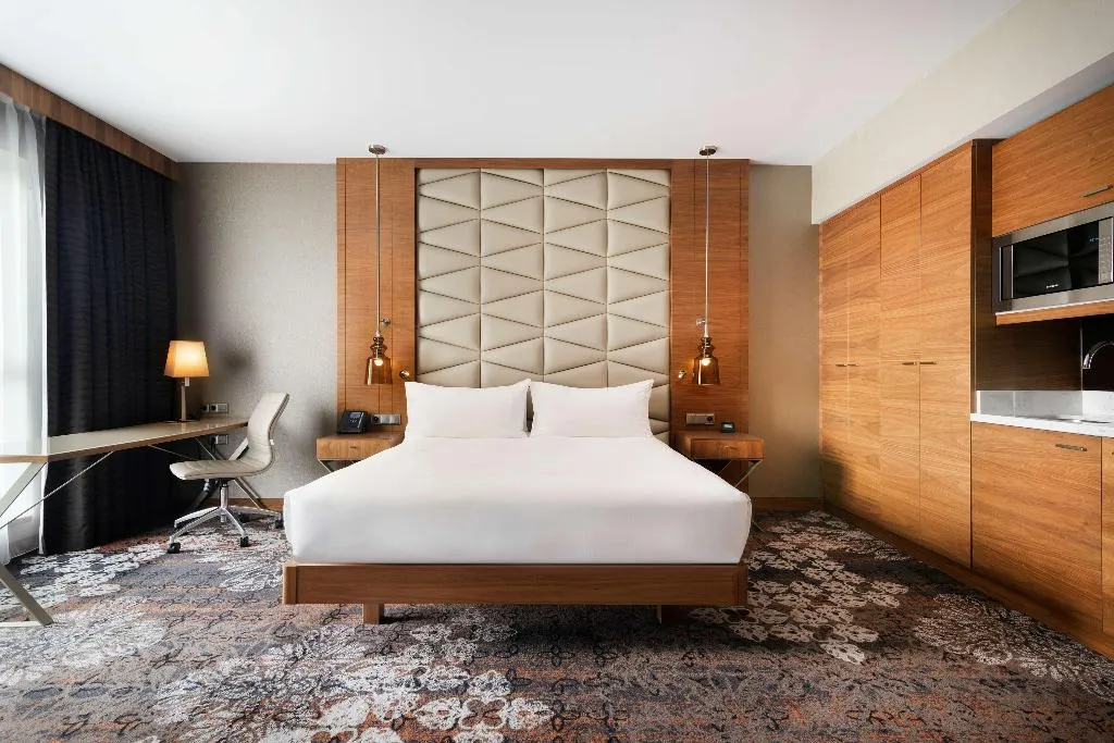 JUNIOR SUITE KING SIZE BED Room, DoubleTree by Hilton Krakow Hotel & Convention Cen, Krakow